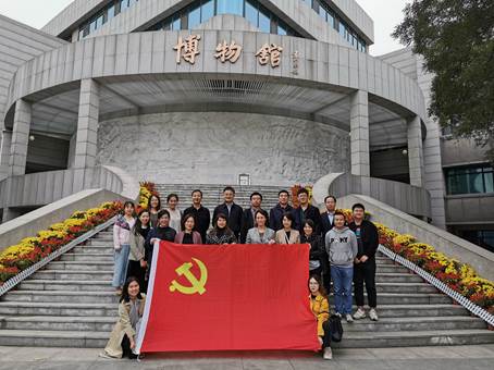 参观家书文化展合影