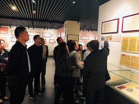 参观家书文化展-听讲解