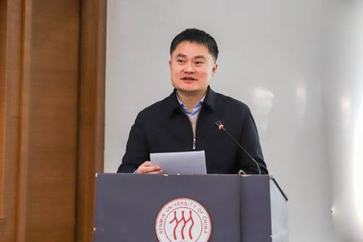 王志成副秘书长代表中国人民大学师生向陈振川执行长赠送纪念品.